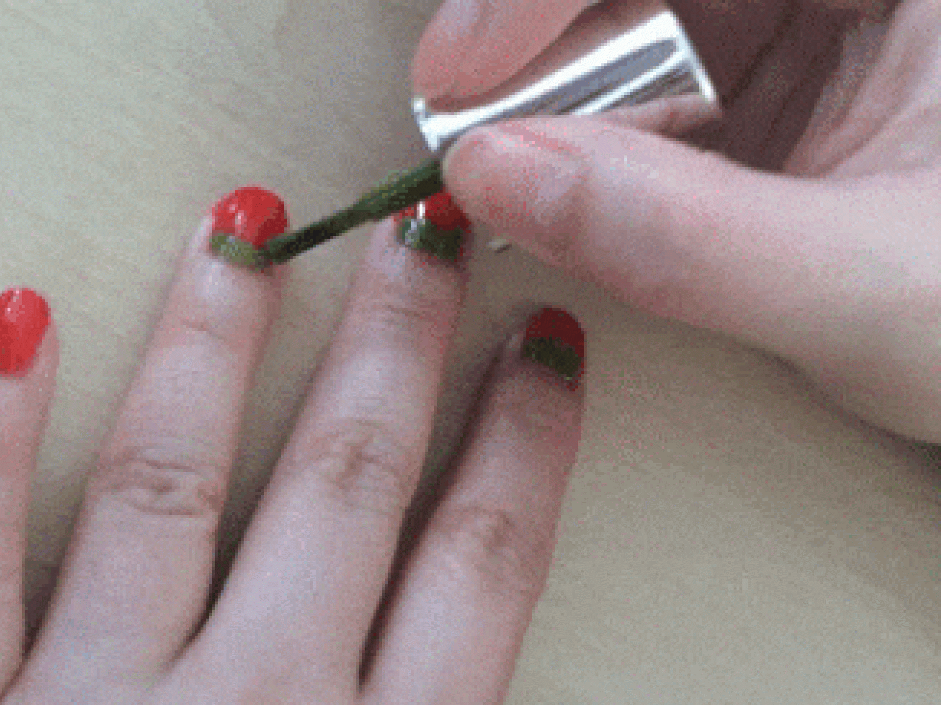Erdbeeren-Naildesign: Schritt 2 Erdbeeren-Naildesign: Schritt 2
