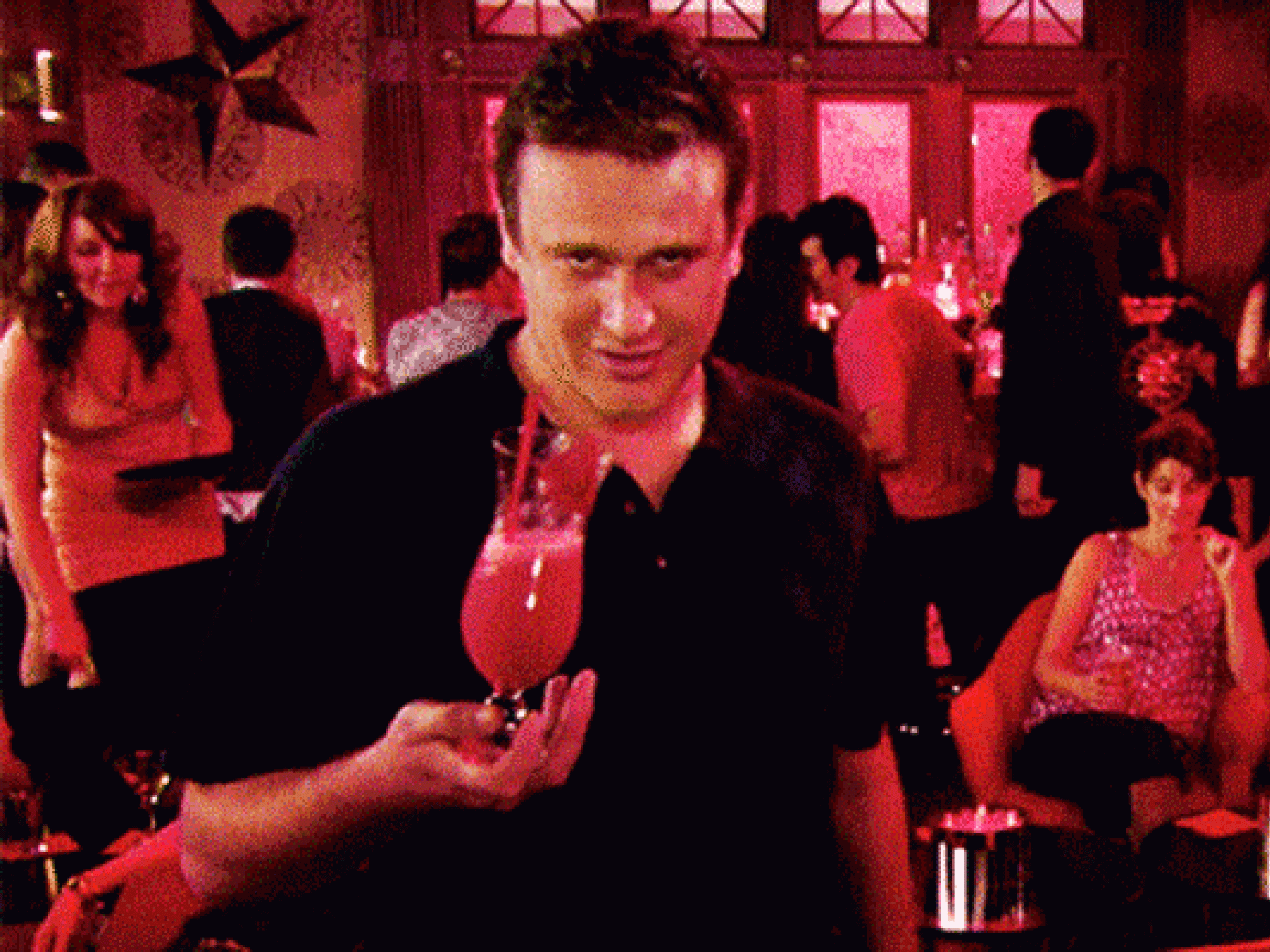 Er checkt andere Mädels aus Er checkt andere Mädels aus