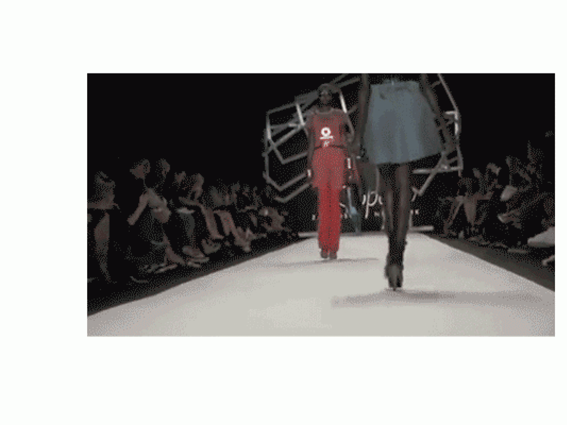 Du kannst absolut nicht auf hohen Schuhen laufen! Du kannst absolut nicht auf hohen Schuhen laufen!