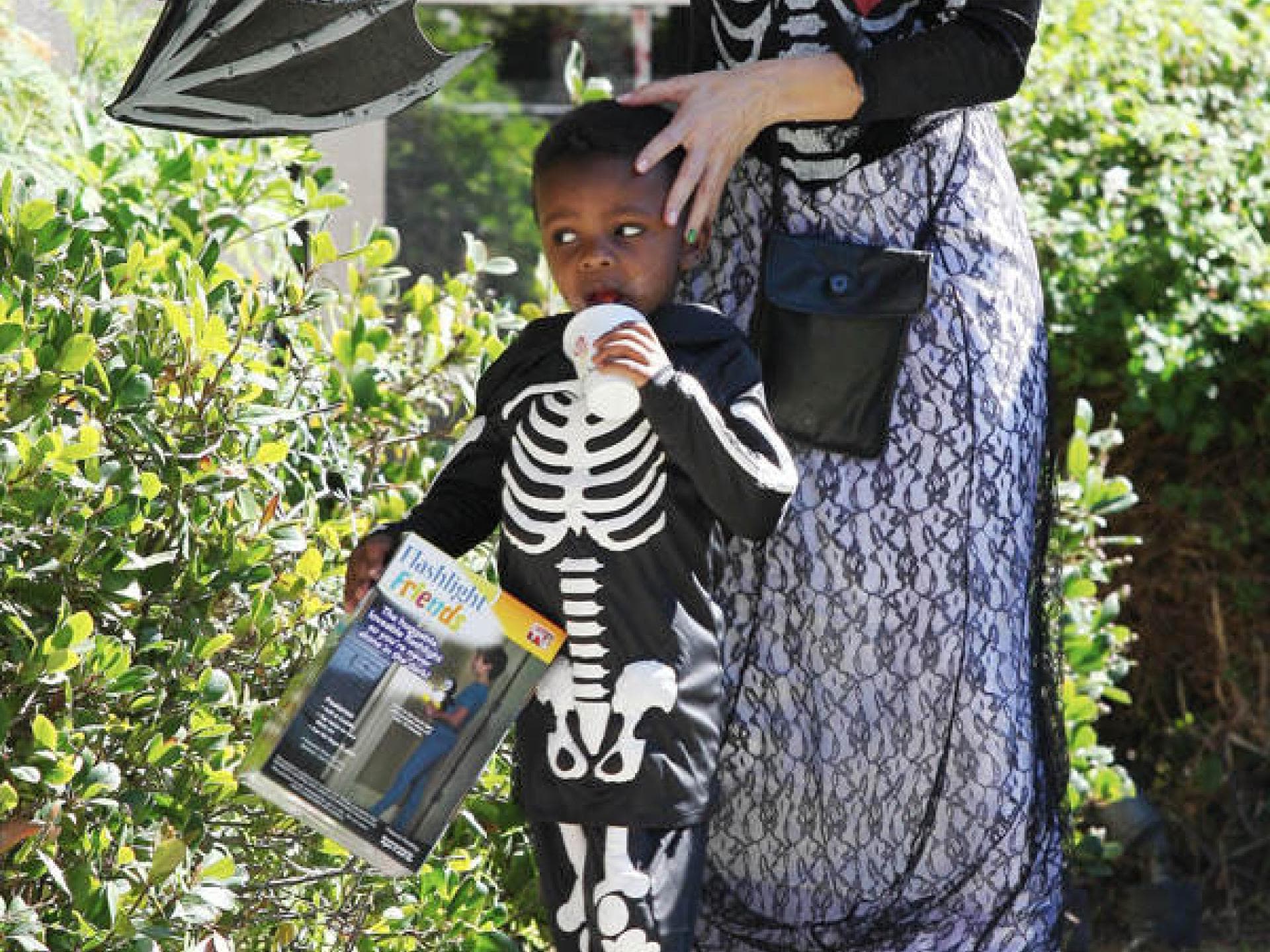 Sandra Bullock Und Sohn Louis Im Halloween Outfit