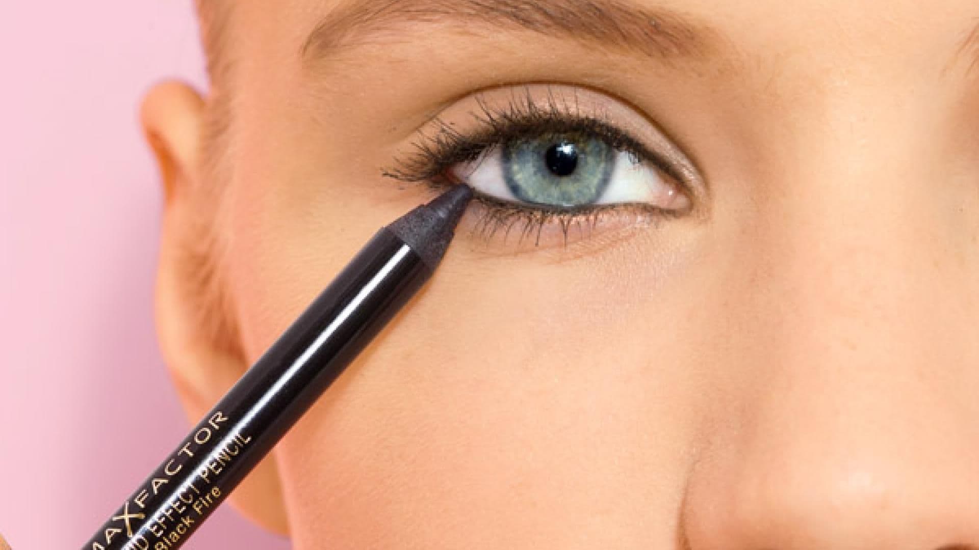 Schminken mit schwarzem Kajal