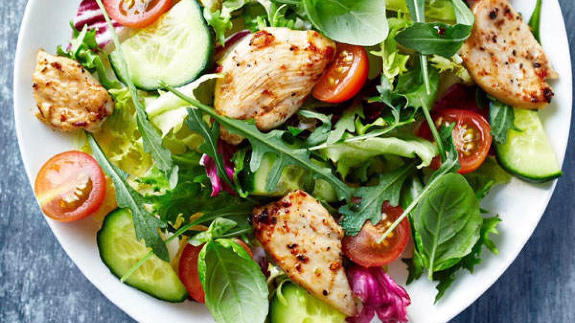 Salat mit Hähnchenbruststreifen